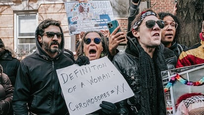 Una manifestante antitrans grita durante una protesta, el 19 de marzo de 2023, en Nueva York
