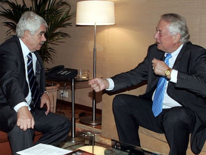 Pasqual Maragall y el presidente de Seat, Andreas Schleef,  en el Palau de la Generalitat.