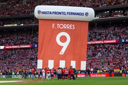 Homenaje a Fernando Torres después de su último partido con la camiseta del Atlético de Madrid.