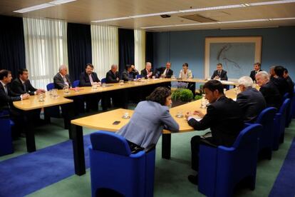 Encuentro de Urkullu, al fondo y en el centro, con empresarios vasco