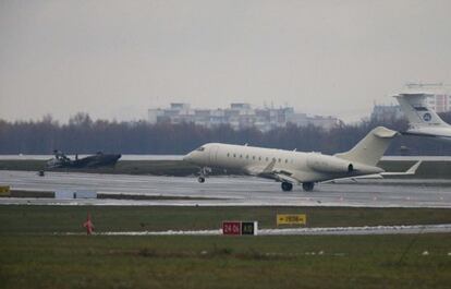 Un avión despega en el aeropuerto de Vnukovo junto al avión del presidente de Total