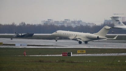 Un avión despega en el aeropuerto de Vnukovo junto al avión del presidente de Total