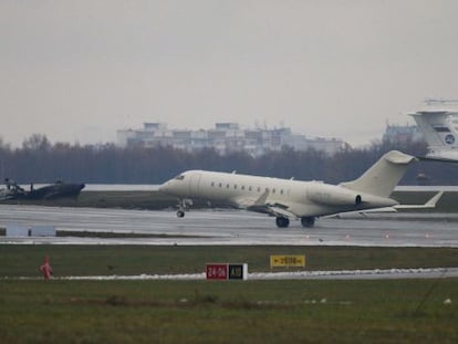 Un avión despega en el aeropuerto de Vnukovo junto al avión del presidente de Total