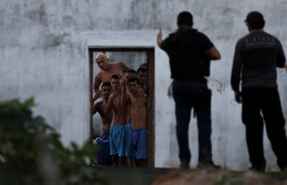 Internos gesticulam para os agentes de dentro do presídio nesta segunda-feira, 23.