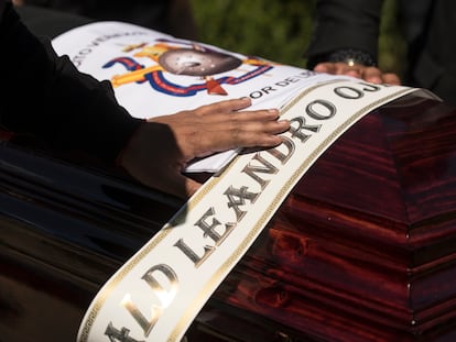 Familiares del exmilitar venezolano Ronald Ojeda Moreno lo despiden en el funeral en el sector poniente de Santiago de Chile, el viernes 8 de marzo de 2024.