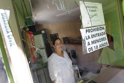 Rosana, en su bar, arrasado en la disputa de Colmenar.