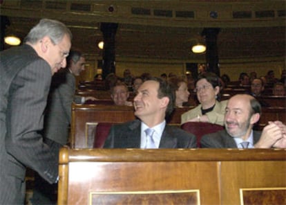 El futuro presidente del Gobierno, José Luis Rodriguez Zapatero, recibe el saludo de uno de los diputados socialistas más veteranos: Alfonso Guerra. Junto a Zapatero se sienta su portavoz parlamentario, Alfredo Pérez Rubalcaba, otro clásico en las filas del PSOE en el Congreso.