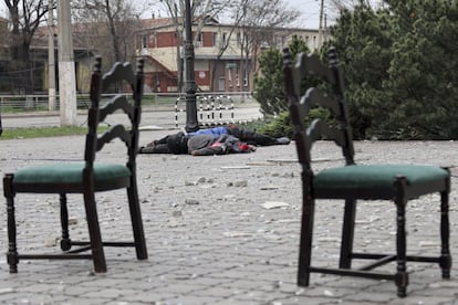 Cuerpos de civiles yacen en el suelo cerca de parte de la planta metalúrgica Illich Iron & Steel Works, la segunda empresa metalúrgica más grande de Ucrania, en un área controlada por las fuerzas separatistas respaldadas por Rusia en Mariupol.