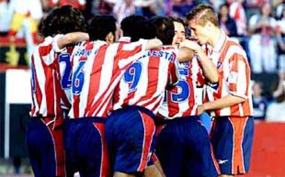 Los jugadores del Atlético se abrazan tras el gol de Luque.