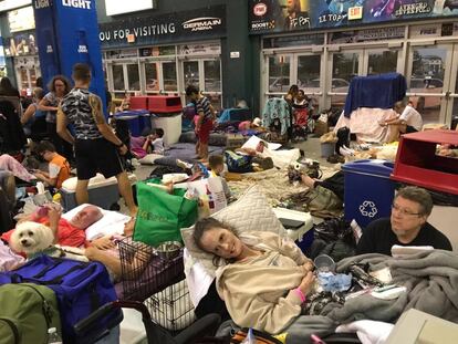 Sheryl y Rick Estes (derecha) se refugian del huracán Irma dentro de la Arena Germain en Estero, Florida.