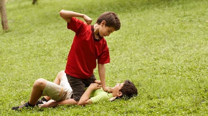 Un ni&ntilde;o pega a otro sin que este se defienda.