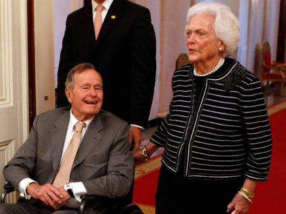 O presidente George H. W. Bush e Barbara Bush, na Casa Branca em 2012.