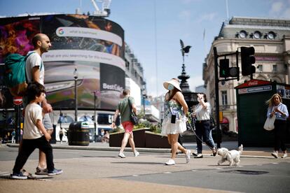 Varias personas caminan por el centro de Londres el pasado 3 de junio. 