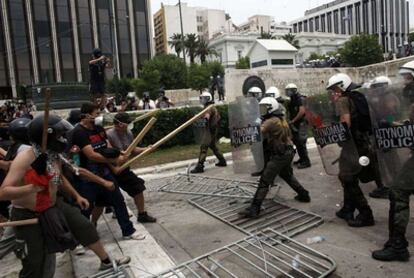 La protesta frente al Parlamento de Atenas ha estado marcada por los disturbios entre los manifestantes y la policía, en esta tercera huelga general del año.