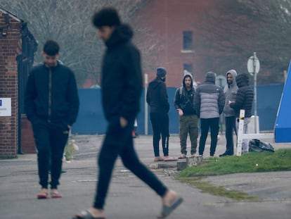 Inmigrantes alojados en barracones militares de la localidad británica de Folkestone, el 6 de marzo.