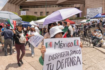 Trabajadores del Poder Judicial de México protestan contra la reforma a la Constitución en la Ciudad de México, el 23 agosto 2024.
