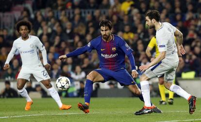 André Gomes, ante Fabregas, del Chelsea.