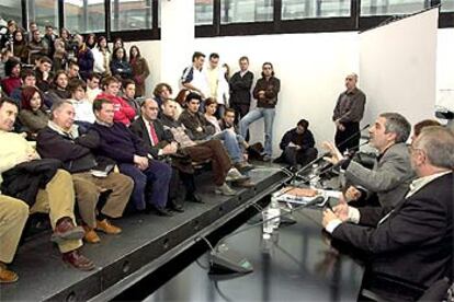 El candidato de Izquierda Unida a la presidencia del Gobierno, Gaspar Llamazares, ha impartido hoy una conferencia en la Universidad de Murcia con el título "Un cambio de verdad para otra España posible".