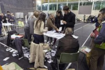 Los miembros de una mesa proceden al recuento de los sufragios en un colegio electoral en Vitoria, al cierre de las mesas electorales de las elecciones europeas.