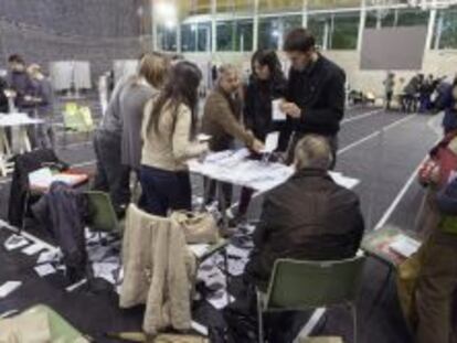 Los miembros de una mesa proceden al recuento de los sufragios en un colegio electoral en Vitoria, al cierre de las mesas electorales de las elecciones europeas. 