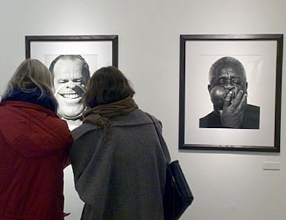 Dos visitantes contemplan fotografías de Ritts en la fundación Cartier de París.