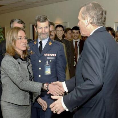 Carme Chacón, saluda al secretario general de la OTAN, el holandés Jaap de Hoop Scheffer (d), en presencia del jefe de Estado Mayor de la Defensa (JEMAD), general Julio Rodríguez (c).