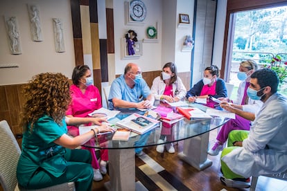 Trabajadores de la Unidad de Paliativos del San Camilo, en Tres Cantos. Entre ellos, Pablo Sastre y Elena Ávila, médicos, y Yolanda López, psicóloga.