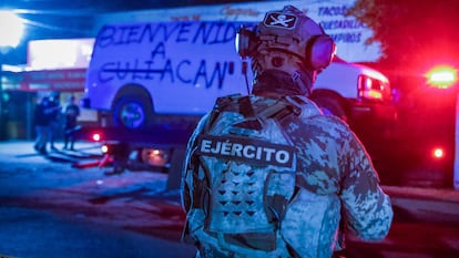 Elementos del Ejército Mexicano resguardan un vehículo con al menos cinco las personas asesinadas en Culiacán, Sinaloa, en septiembre 2024.
