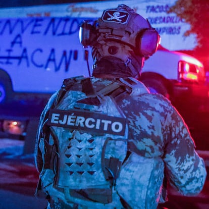 Elementos del Ejército Mexicano resguardan un vehículo con al menos cinco las personas asesinadas en Culiacán, Sinaloa, en septiembre 2024.