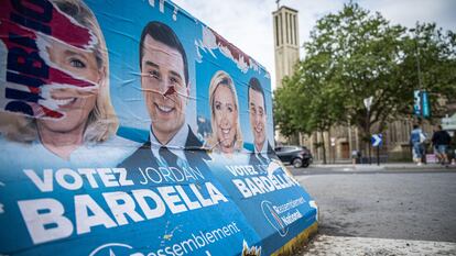 Carteles electorales de Marine Le Pen y Jordan Bardella, del partido de extrema derecha Reagrupamiento Nacional (RN) cerca de la sede del partido un día después de su derrota en la segunda vuelta de las elecciones parlamentarias, en París, Francia, este lunes