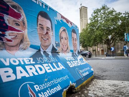 Carteles electorales de Marine Le Pen y Jordan Bardella, del partido de extrema derecha Reagrupamiento Nacional (RN) cerca de la sede del partido un día después de su derrota en la segunda vuelta de las elecciones parlamentarias, en París, Francia, este lunes