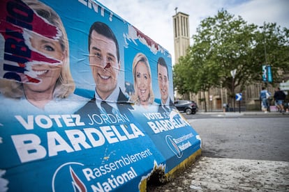 Carteles electorales de Marine Le Pen y Jordan Bardella, del partido de extrema derecha Reagrupamiento Nacional (RN) cerca de la sede del partido un día después de su derrota en la segunda vuelta de las elecciones parlamentarias, en París, Francia, este lunes