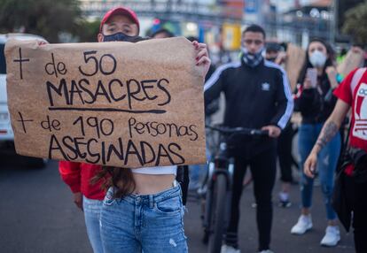 Una mujer enseña una pancarta en contra de las matanzas de civiles en Colombia durante una manifestación en Bogotá a mediados de septiembre.