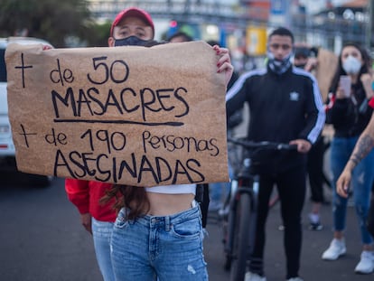 Una mujer enseña una pancarta en contra de las matanzas de civiles en Colombia durante una manifestación en Bogotá a mediados de septiembre.