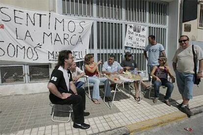 Trabajadores de Martinelli hacían guardia ayer para evitar el cierre de la empresa.