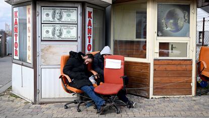 Una pareja de ucranios descansan tras llegar al paso fronterizo de Medyka, Polonia, este lunes.