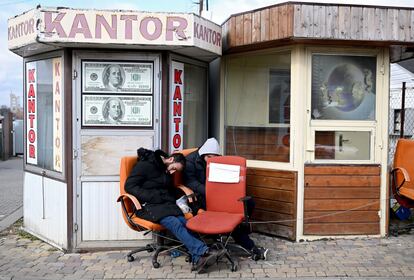 Una pareja de ucranios descansan tras llegar al paso fronterizo de Medyka, Polonia, este lunes.