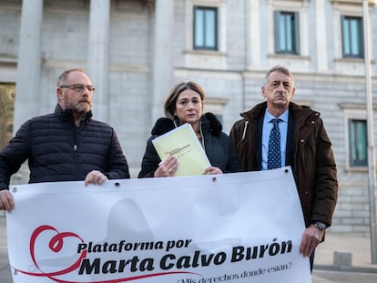 El padre de Marta del Castillo, Antonio del Castillo (Izquierda); Marisol Burón, madre de Marta Calvo, y el portavoz de la progenitora y psicólogo, Mariano Navarro.