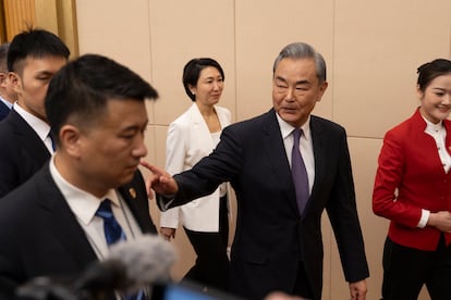 El ministro de Exteriores chino, Wang Yi, abandona la sala tras celebrar una rueda de prensa este viernes en Pekín.