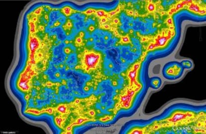 Mapa del brillo nocturno artificial de Espa&ntilde;a. En blanco las zonas de mayor contaminaci&oacute;n lum&iacute;nica.