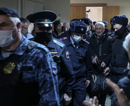 Policías sacan del tribunal al activista ruso Oleg Orlov tras haber sido condenado este martes a dos años y medio de prisión. 