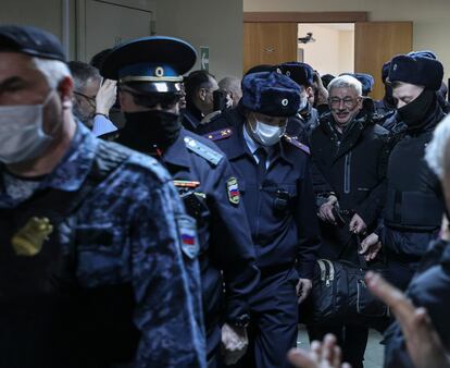 Policías sacan del tribunal al activista ruso Oleg Orlov tras haber sido condenado este martes a dos años y medio de prisión.