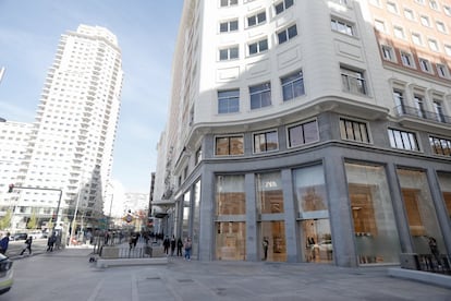 Inditex desembarca a lo grande en el reformado Edificio España de Madrid con dos tiendas de Stradivarius y Zara que suman 8.000 metros cuadrados de superficie comercial.