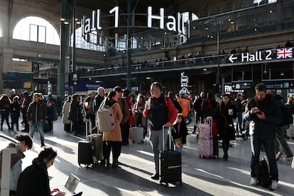 Pasajeros varados en la Estación del Norte de París, este viernes.