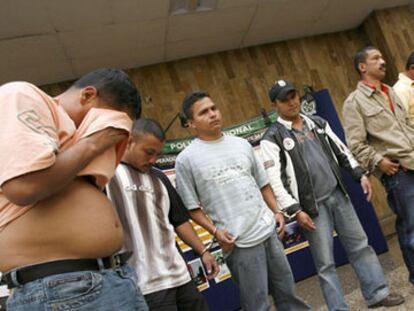 La policía de Colombia presentó ayer a 10 presuntos guerrilleros de las FARC detenidos el lunes durante una operación en dos regiones del país. Entre ellos se encuentra Wilder Pino Ramírez, El Pillo, acusado del asesinato del ex ministro de Defensa Gilberto Echeverri en abril de 2003.