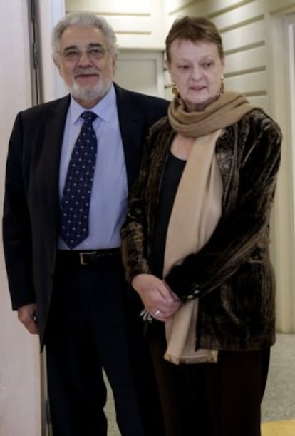 Plácido Domingo y la intendente del Palau de les Arts, Helga Schmidt, este jueves.