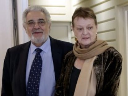 Plácido Domingo y la intendente del Palau de les Arts, Helga Schmidt, este jueves.
