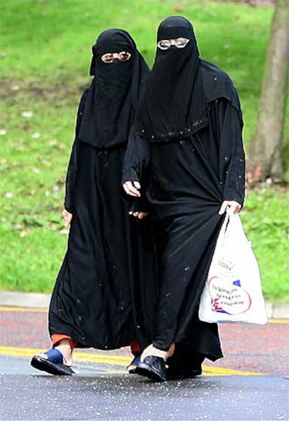 Dos mujeres musulmanas, en un parque de Blackburn, en Inglaterra.