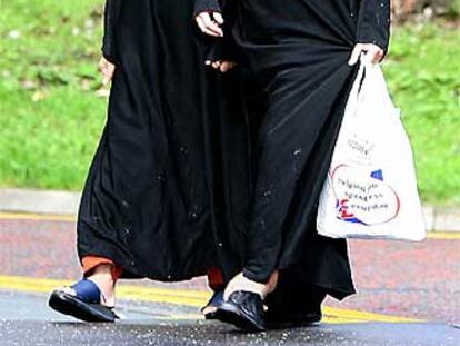 Dos mujeres musulmanas, en un parque de Blackburn, en Inglaterra.