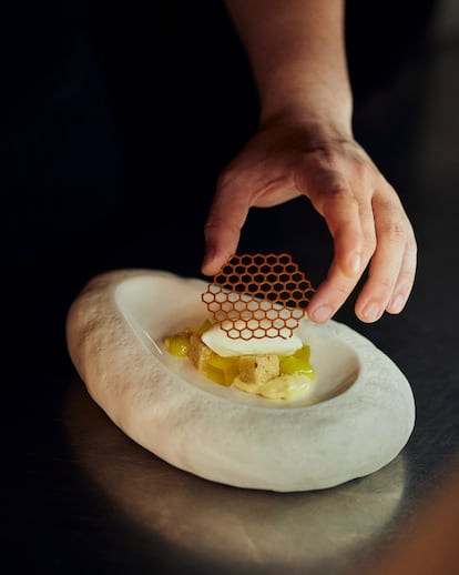 Crema pastelera, helado y gelatina en un postre construido íntegramente a partir de aceite de oliva.
